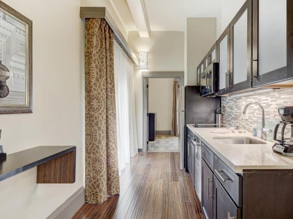 Staybridge Suites Baltimore - Inner Harbor, an IHG Hotel : photo 5 de la chambre suite 1 chambre lit king-size avec canapé-lit