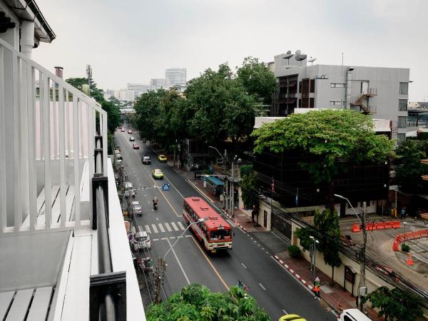 Khaosan Art Hotel : photo 9 de la chambre chambre familiale avec balcon