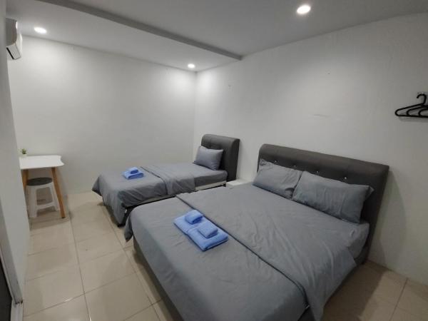 184 GURNEY DRIVE PENANG : photo 7 de la chambre chambre familiale avec salle de bains