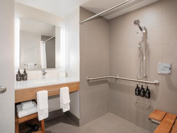 Hotel Indigo Denver Downtown - Union Station, an IHG Hotel : photo 5 de la chambre chambre lit king-size adaptée aux personnes malentendantes - douche accessible en fauteuil roulant