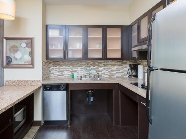 Staybridge Suites Seattle - Fremont, an IHG Hotel : photo 1 de la chambre chambre lit queen-size - adaptée aux personnes malentendantes