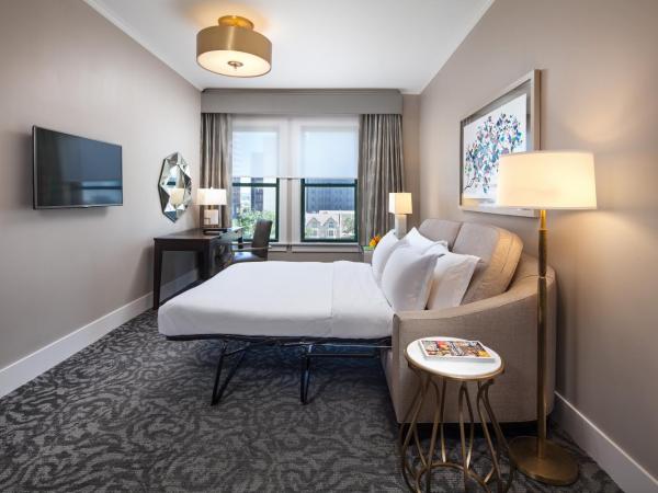 The St. Anthony, a Luxury Collection Hotel, San Antonio : photo 5 de la chambre suite 1 chambre avec lit king-size - vue sur piscine, parc ou ville
