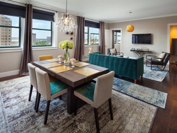 The St. Anthony, a Luxury Collection Hotel, San Antonio : photo 2 de la chambre grande suite 1 chambre franklin avec 1 lit king-size - vue sur jardin