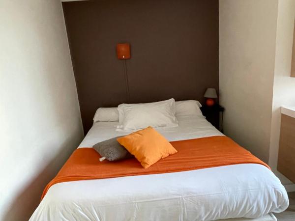 Les Chiens du Guet : photo 9 de la chambre chambre double avec salle de bains commune