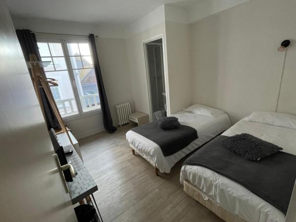 Les Chiens du Guet : photo 3 de la chambre chambre double avec salle de bains commune