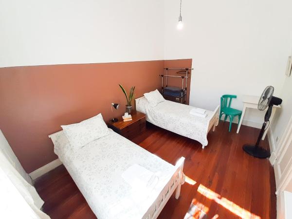 LOPEZ Hostel & Suites : photo 9 de la chambre chambre lits jumeaux avec salle de bains commune