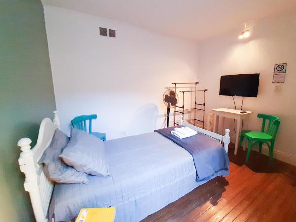 LOPEZ Hostel & Suites : photo 8 de la chambre chambre simple avec toilettes et douche communes