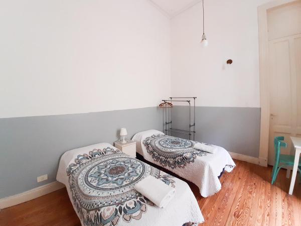 LOPEZ Hostel & Suites : photo 10 de la chambre chambre lits jumeaux avec salle de bains commune