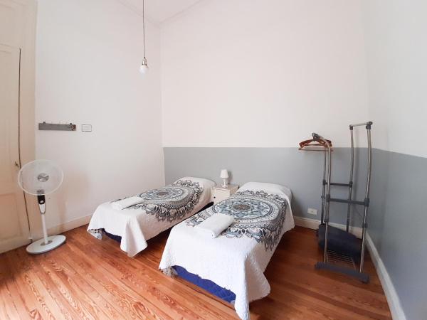 LOPEZ Hostel & Suites : photo 4 de la chambre chambre lits jumeaux avec salle de bains commune