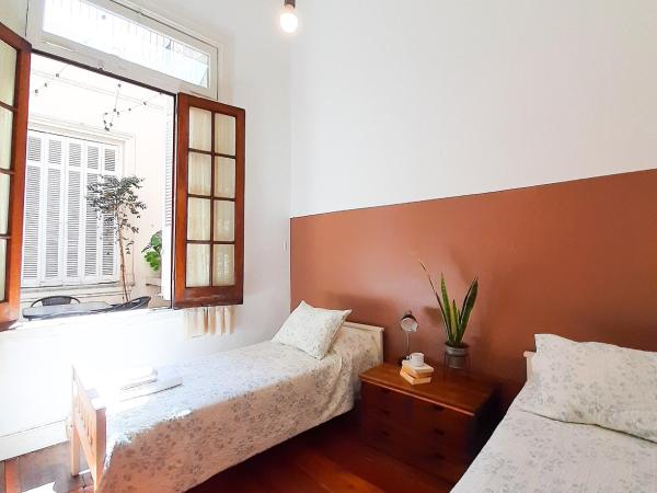 LOPEZ Hostel & Suites : photo 8 de la chambre chambre lits jumeaux avec salle de bains commune