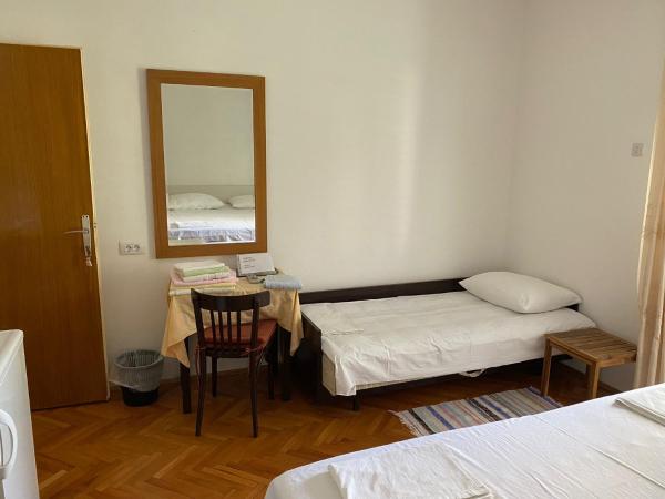 Rooms Jelena : photo 2 de la chambre chambre triple avec balcon