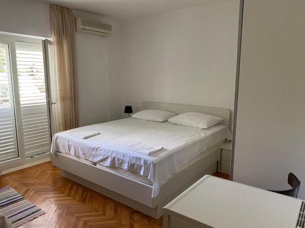 Rooms Jelena : photo 4 de la chambre chambre triple avec balcon