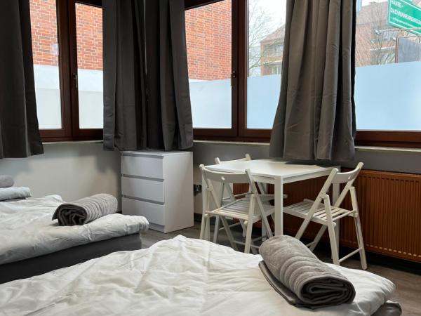 @Home Zimmervermietung Hamburg : photo 1 de la chambre chambre triple avec salle de bains commune