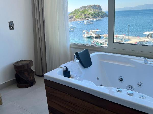 Liman Hotel Gümüslük - Adult Only : photo 3 de la chambre chambre double avec baignoire spa