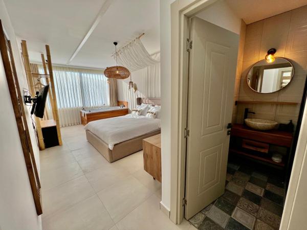 Liman Hotel Gümüslük - Adult Only : photo 4 de la chambre chambre double avec baignoire spa