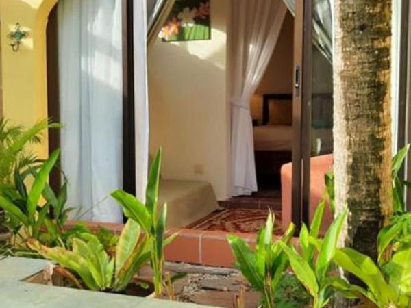 Casugria Dutch Residence 1810 : photo 5 de la chambre chambre lit queen-size - vue sur piscine