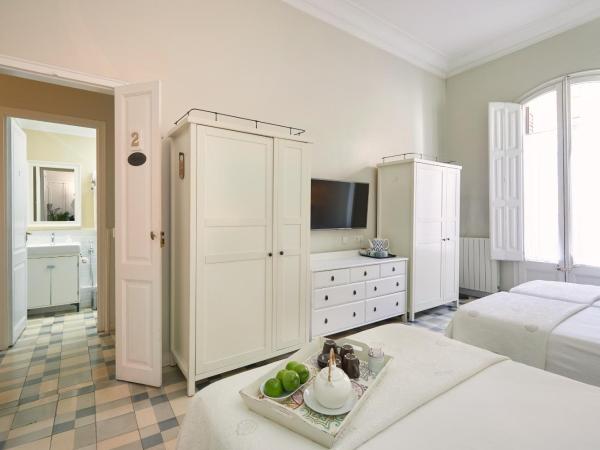 Hostal Poblenou : photo 2 de la chambre chambre familiale avec balcon