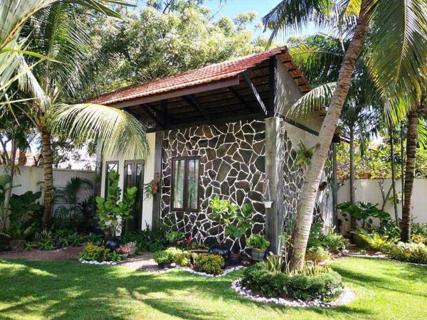 Casugria Dutch Residence 1810 : photo 1 de la chambre chambre familiale - vue sur jardin