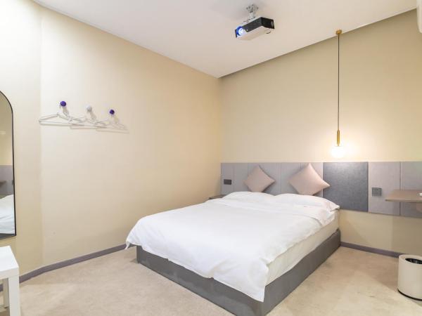 Puzzle Hotel Guangzhou Fenghuang New Village Subway Station : photo 5 de la chambre chambre lit queen-size 