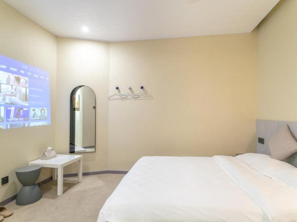 Puzzle Hotel Guangzhou Fenghuang New Village Subway Station : photo 4 de la chambre chambre lit queen-size 