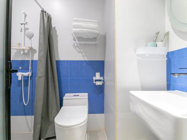 Puzzle Hotel Guangzhou Fenghuang New Village Subway Station : photo 7 de la chambre chambre lit queen-size 
