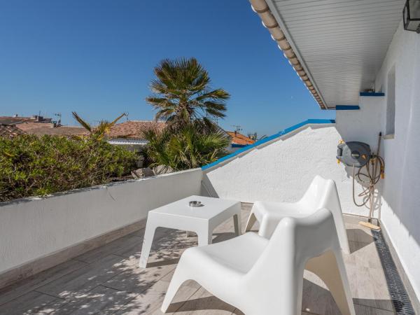 Hotel Les Palmiers En Camargue : photo 2 de la chambre chambre double confort avec terrasse ou balcon – vue partielle sur mer