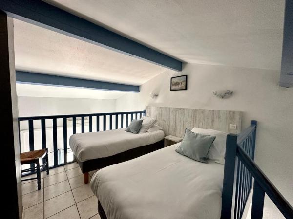 Hotel Les Palmiers En Camargue : photo 3 de la chambre chambre quadruple confort avec balcon 