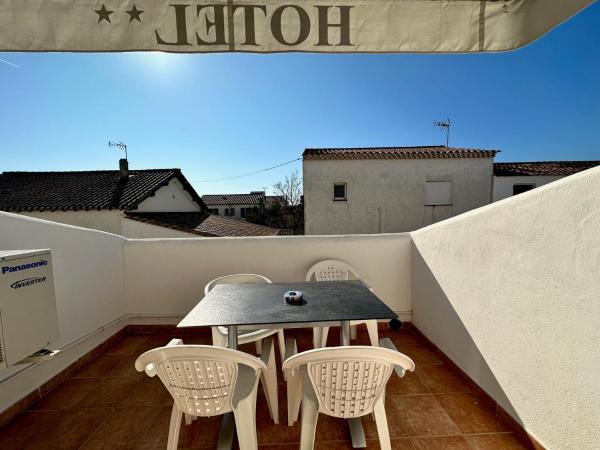 Hotel Les Palmiers En Camargue : photo 8 de la chambre chambre quadruple confort avec balcon 