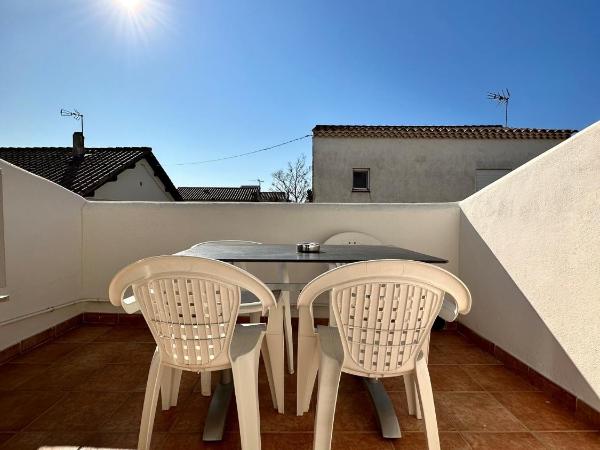 Hotel Les Palmiers En Camargue : photo 5 de la chambre chambre quadruple confort avec balcon 