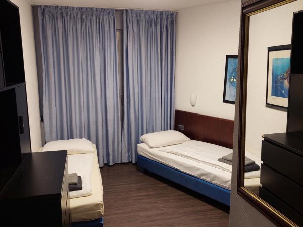 Hotel Berliner Hof : photo 1 de la chambre chambre triple