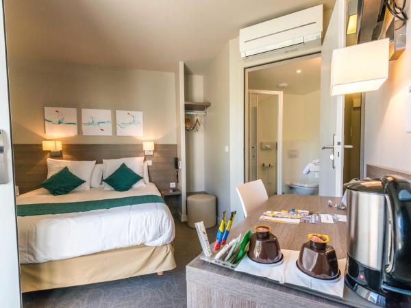 Kyriad Annemasse - Geneve : photo 2 de la chambre hébergement standard avec 1 lit double