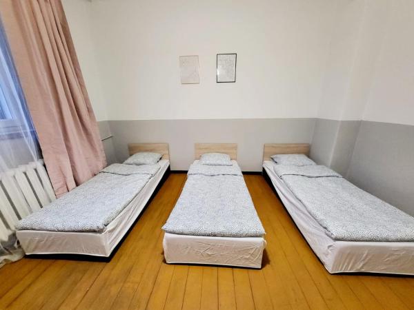Tanie spanie Wilda - Zameldowanie bezobsługowe - : photo 4 de la chambre chambre quadruple avec salle de bains commune