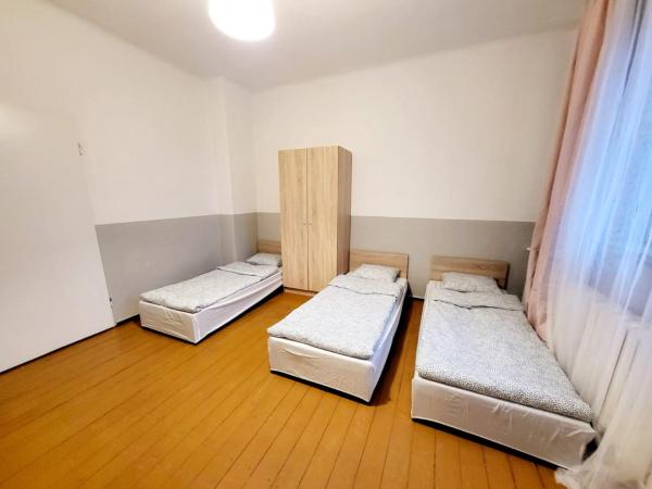 Tanie spanie Wilda - Zameldowanie bezobsługowe - : photo 4 de la chambre chambre quadruple avec salle de bains commune