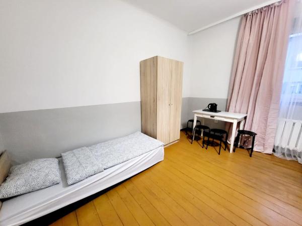 Tanie spanie Wilda - Zameldowanie bezobsługowe - : photo 6 de la chambre chambre quadruple avec salle de bains commune