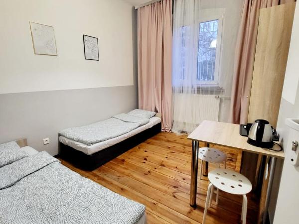 Tanie spanie Wilda - Zameldowanie bezobsługowe - : photo 5 de la chambre chambre double avec salle de bains commune