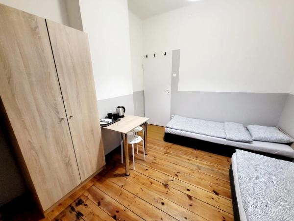 Tanie spanie Wilda - Zameldowanie bezobsługowe - : photo 3 de la chambre chambre double avec salle de bains commune