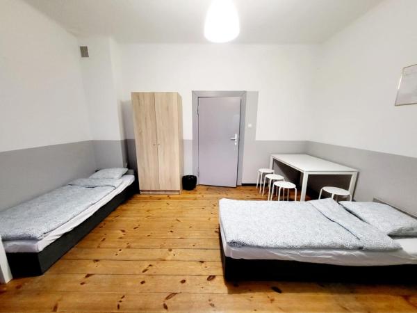 Tanie spanie Wilda - Zameldowanie bezobsługowe - : photo 4 de la chambre chambre quadruple avec salle de bains commune