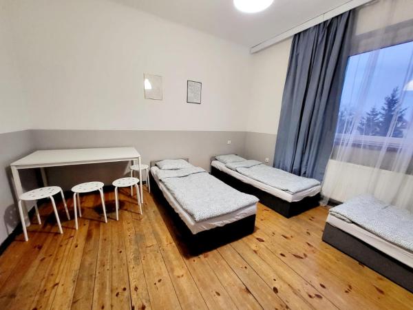 Tanie spanie Wilda - Zameldowanie bezobsługowe - : photo 3 de la chambre chambre quadruple avec salle de bains commune