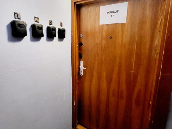 Tanie spanie Wilda - Zameldowanie bezobsługowe - : photo 1 de la chambre chambre quadruple avec salle de bains commune