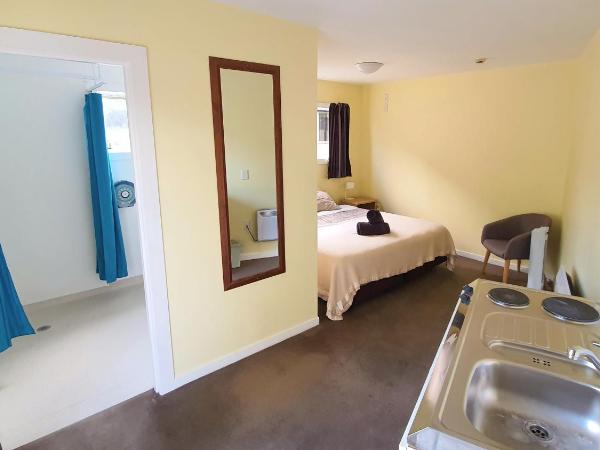 Aspen Lodge Backpackers : photo 1 de la chambre chambre lit king-size/lits jumeaux avec salle de bains privative