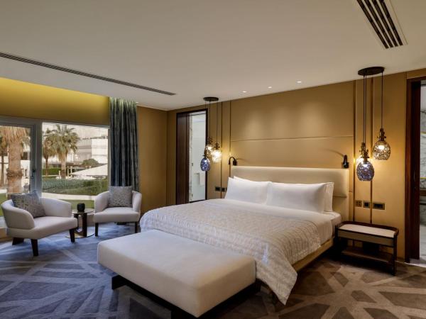 Le Méridien Dubai Hotel & Conference Centre : photo 1 de la chambre suite royale lit king-size - vue sur jardin - accès au salon exécutif, goûter, happy hours et navette aéroport