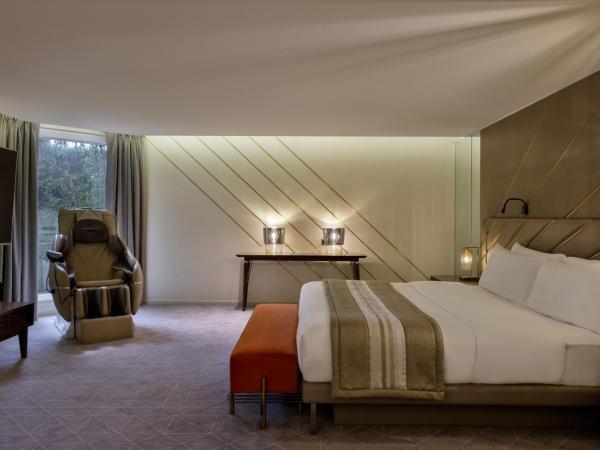 Le Méridien Dubai Hotel & Conference Centre : photo 1 de la chambre suite présidentielle lit king-size avec accès au salon club - vue sur jardin - transfert gratuit pour la plage 
