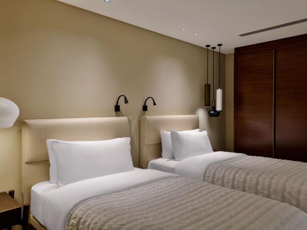 Le Méridien Dubai Hotel & Conference Centre : photo 7 de la chambre suite royale lit king-size - vue sur jardin - accès au salon exécutif, goûter, happy hours et navette aéroport