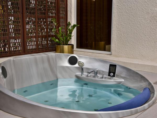 Le Méridien Dubai Hotel & Conference Centre : photo 5 de la chambre suite royale lit king-size - vue sur jardin - accès au salon exécutif, goûter, happy hours et navette aéroport