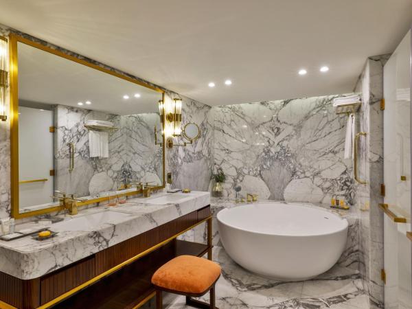 Le Méridien Dubai Hotel & Conference Centre : photo 2 de la chambre suite présidentielle lit king-size avec accès au salon club - vue sur jardin - transfert gratuit pour la plage 