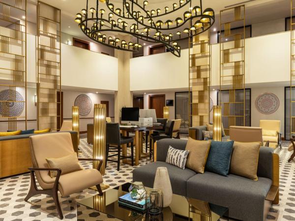 Le Méridien Dubai Hotel & Conference Centre : photo 10 de la chambre hébergement lit king-size le royal club avec accès au salon exécutif, goûter et happy hours - navette gratuite vers dubai mall/burj khalifa et aéroport international de dubaï (dxb)