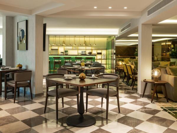 Le Méridien Dubai Hotel & Conference Centre : photo 9 de la chambre hébergement lits jumeaux le royal club avec accès au salon exécutif, goûter et happy hours - navette gratuite vers dubai mall/burj khalifa et aéroport international de dubaï (dxb)
