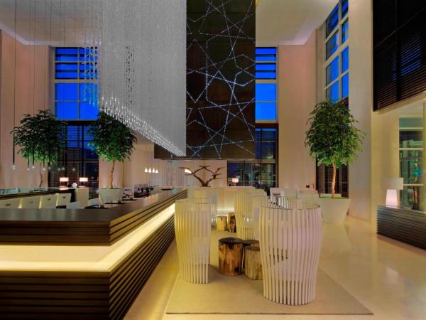 Le Méridien Dubai Hotel & Conference Centre : photo 10 de la chambre hébergement lits jumeaux le royal club avec accès au salon exécutif, goûter et happy hours - navette gratuite vers dubai mall/burj khalifa et aéroport international de dubaï (dxb)
