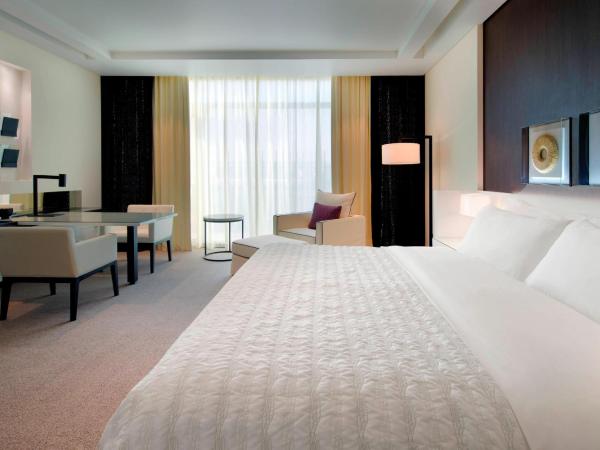 Le Méridien Dubai Hotel & Conference Centre : photo 1 de la chambre hébergement lit king-size le royal club avec accès au salon exécutif, goûter et happy hours - navette gratuite vers dubai mall/burj khalifa et aéroport international de dubaï (dxb)