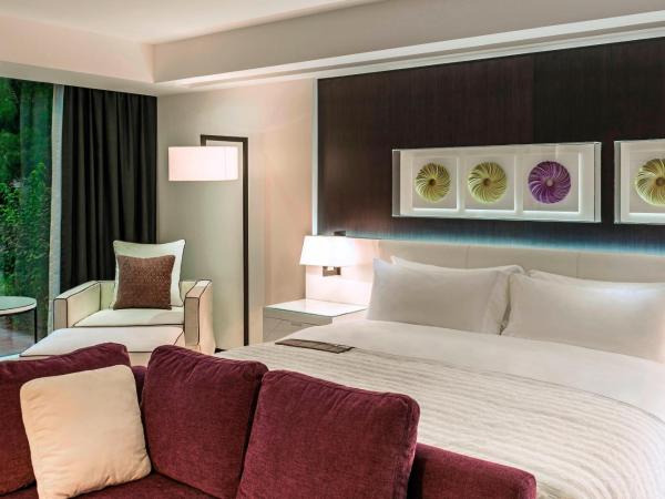 Le Méridien Dubai Hotel & Conference Centre : photo 4 de la chambre hébergement lit king-size le royal club avec accès au salon exécutif, goûter et happy hours - navette gratuite vers dubai mall/burj khalifa et aéroport international de dubaï (dxb)